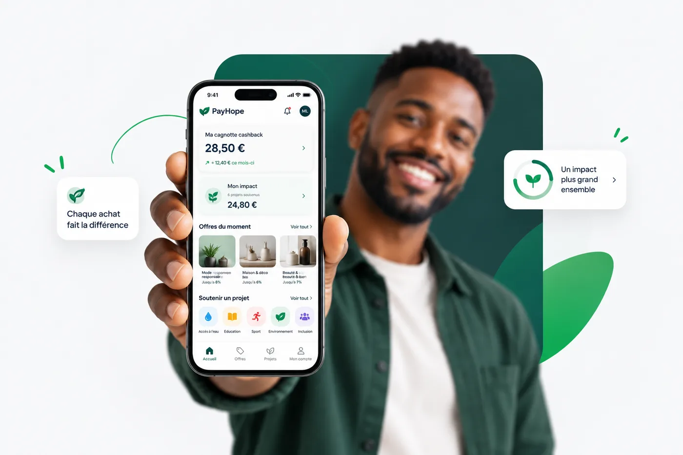 Un homme tient un téléphone affichant l'application PayHope, avec sa cagnotte cashback et son impact