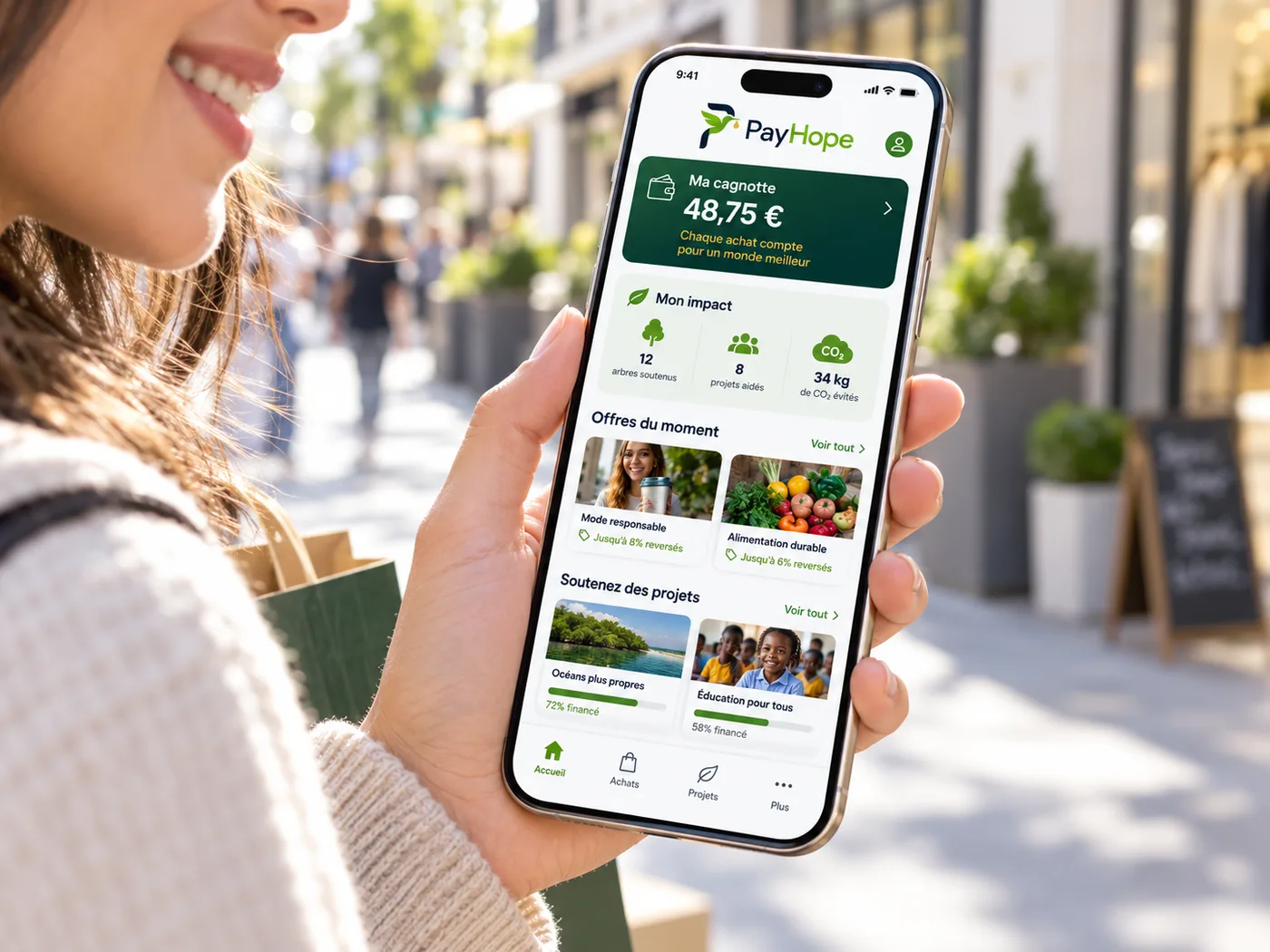 Une femme tient son téléphone affichant sa cagnotte cashback PayHope de 48,75 euros